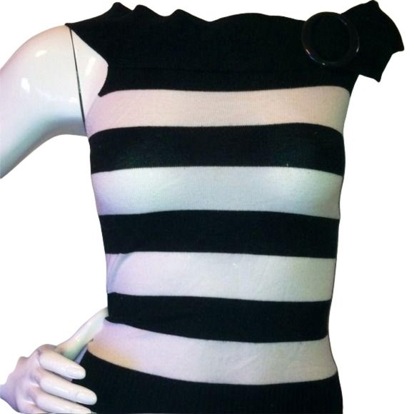 Black & white stripe top. Size MEDIUM - Picture 3 of 3